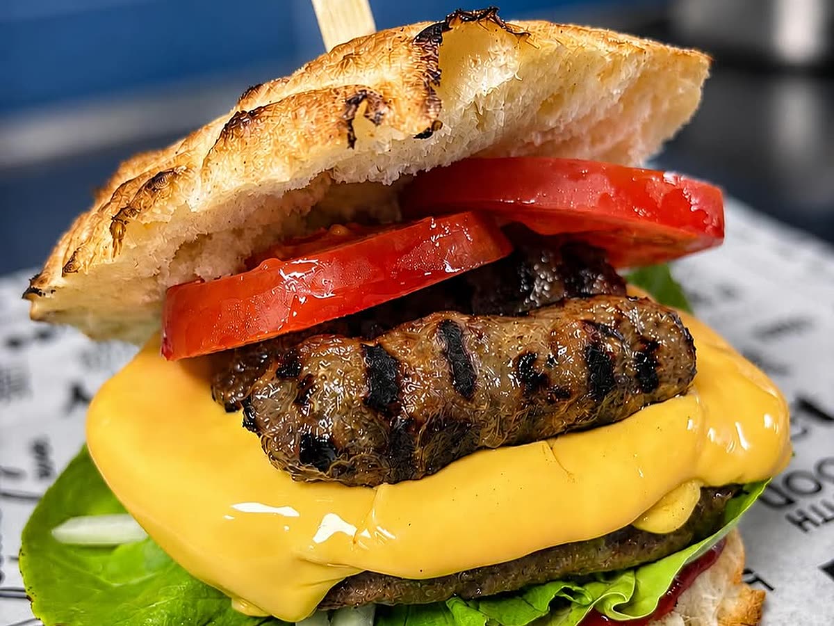 De Balkan King van Balkan Express: pljeskavica met cheddar en ćevapčići in een lepinja.