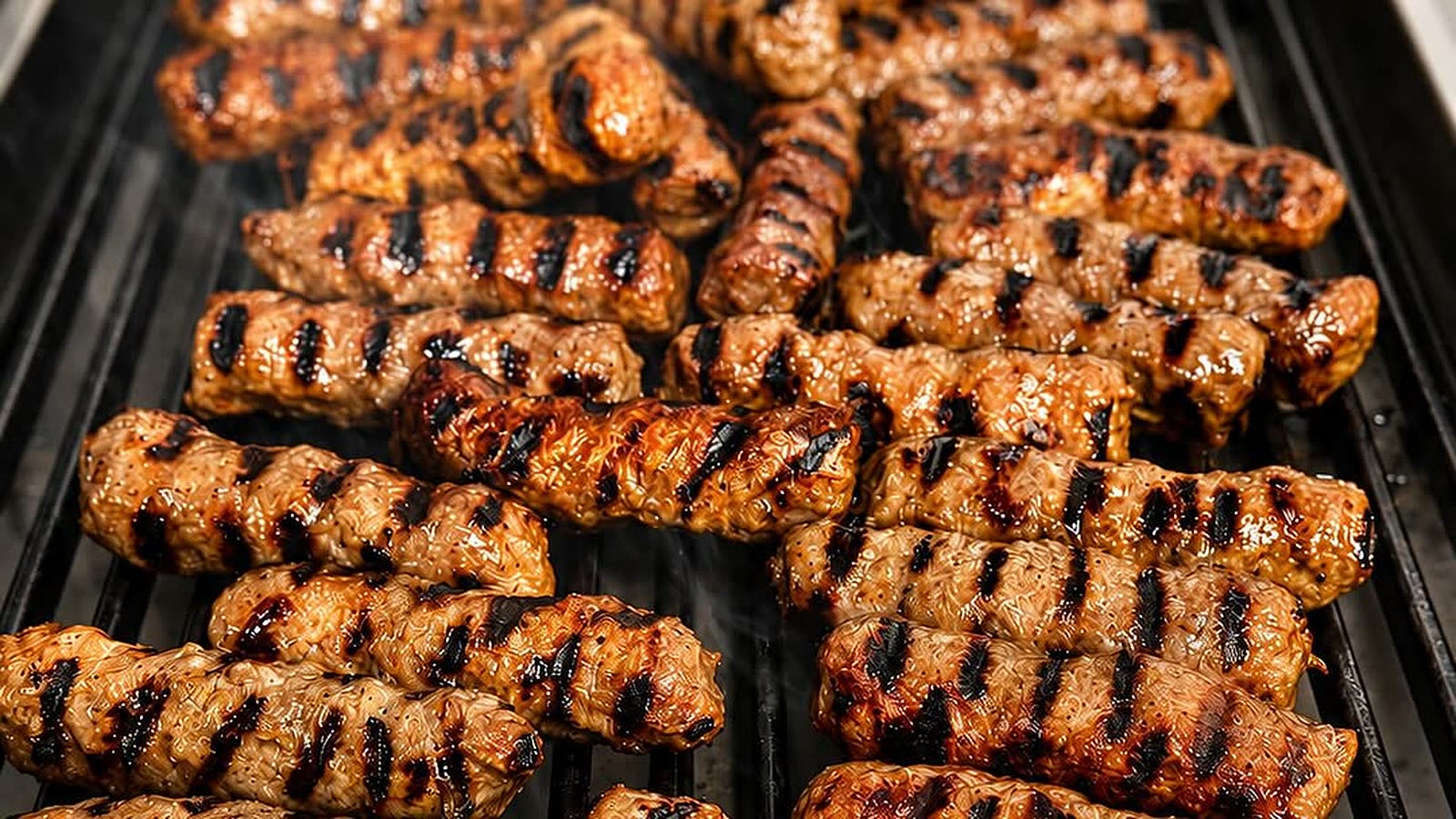 Verse ćevapčići op de grill bij Balkan Express in Emmen.